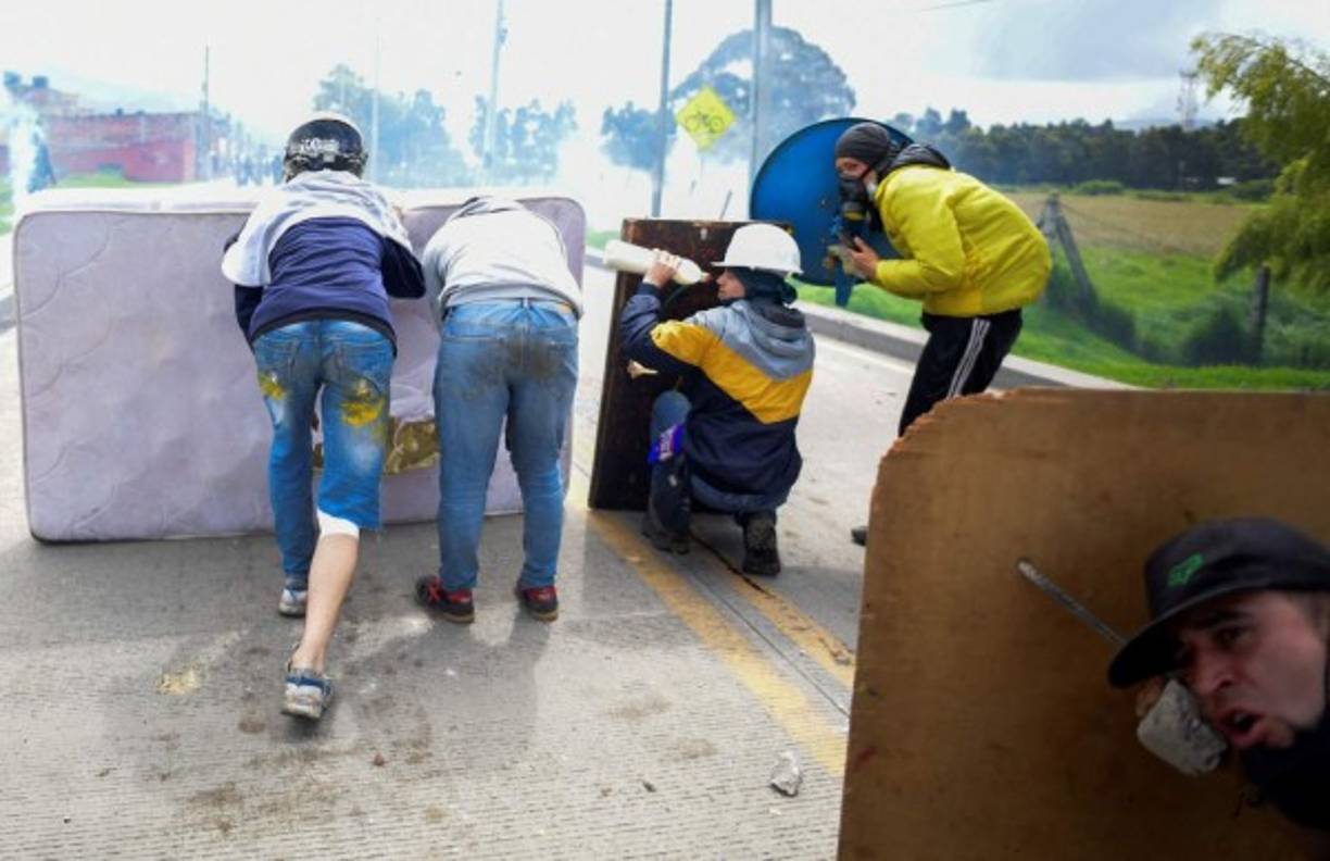 El mismo día, el gobierno reanuda conversaciones con los manifestantes cuando la cifra de muertos en el mes llega a 59, incluyendo dos policías.