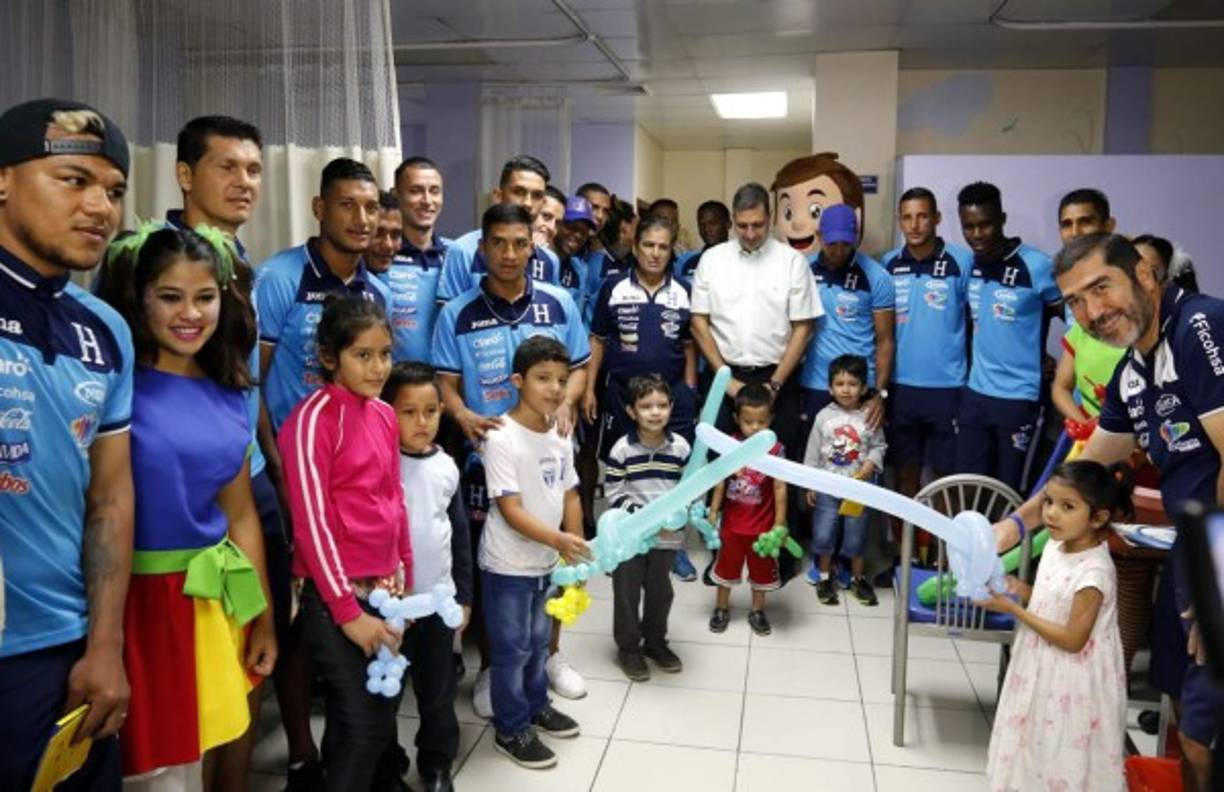 Los jugadores y cuerpo técnico de la Selección de Honduras visitaron este jueves la Fundación Ruth Paz de San Pedro Sula y llevaron alegría a muchos niños. Fotos Delmer Martínez