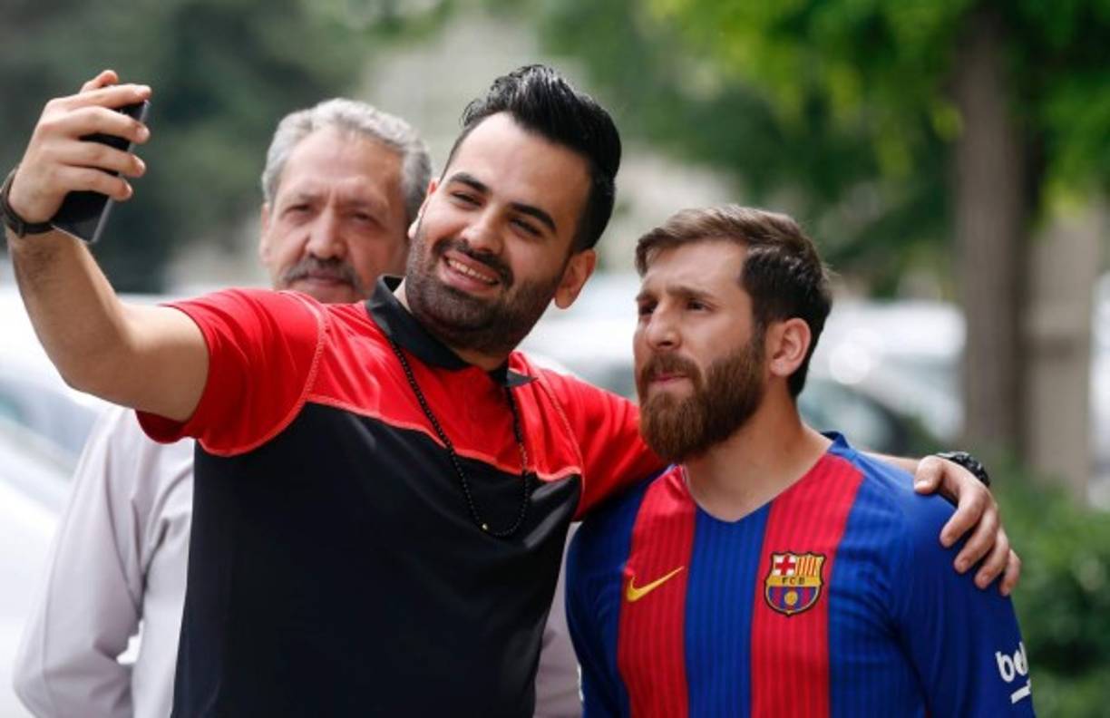 El estudiante de 25 años salió del anonimato hace varios meses cuando su padre, también un aficionado al fútbol, lo animó a posar con la camiseta del número 10 del Barcelona. AFP
