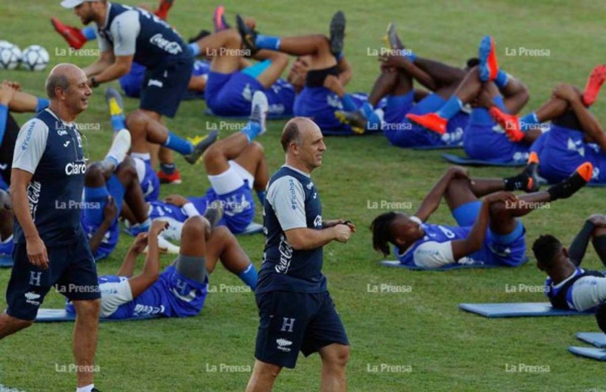 Fabián Coito y su cuerpo técnico no perdieron ningún detalle de lo que fue la primera práctica de la selección de Honduras.