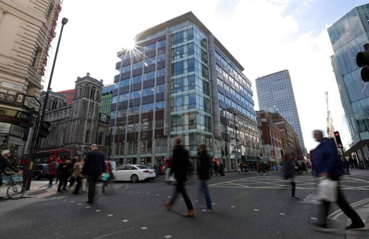 EL ESCÁNDALO CRUZA FRONTERAS<br/>A comienzos de esta semana, un canal británico de televisión mostró videos a cámara oculta, del fundador de Cambridge Analytica, Alexander Nix, en los que ofrece los servicios de la firma para desacreditar personas. Otro ejecutivo de la firma dijo que ya lo habían hecho en otros lugares, entre los que mencionó Africa y los Estados Unidos y otros lugares, incluyendo países de América Latina. Todo esto fue luego negado por la firma cuando la información salió a la luz.