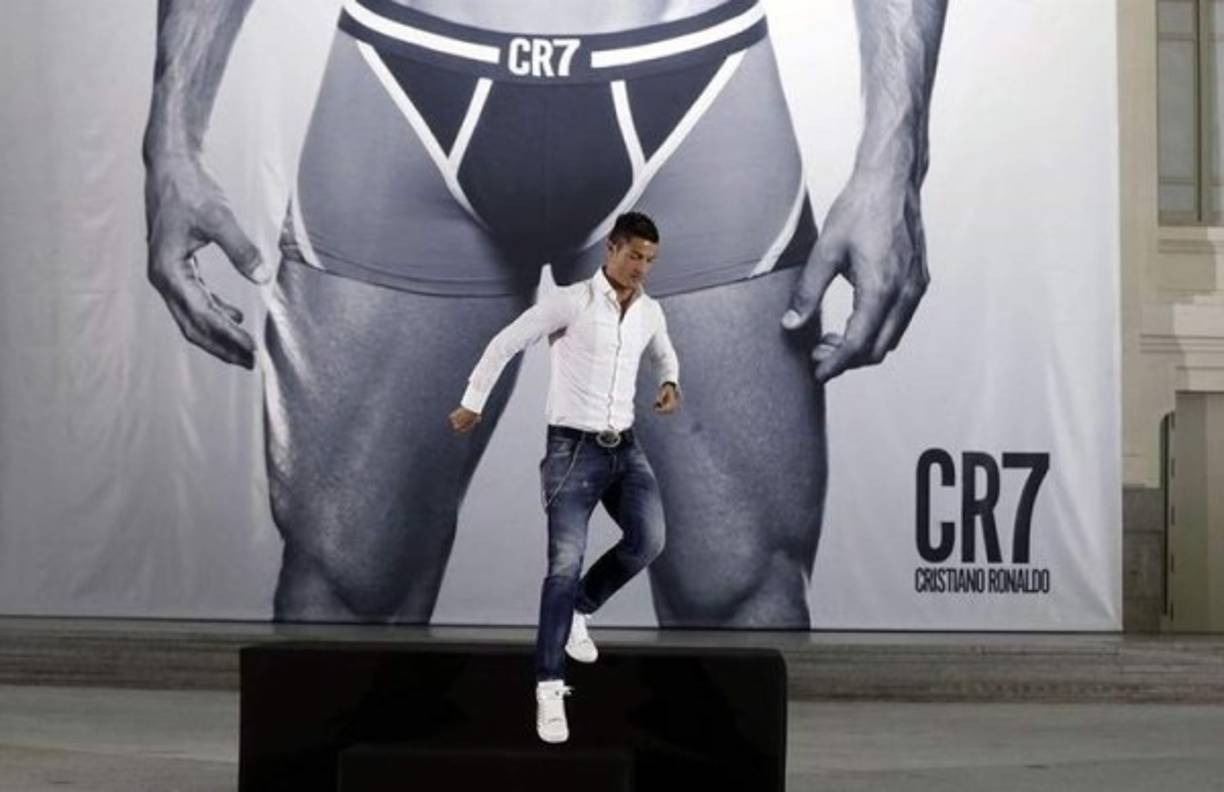 En diversas fotos se muestra el tremendo cuerpo del jugador.