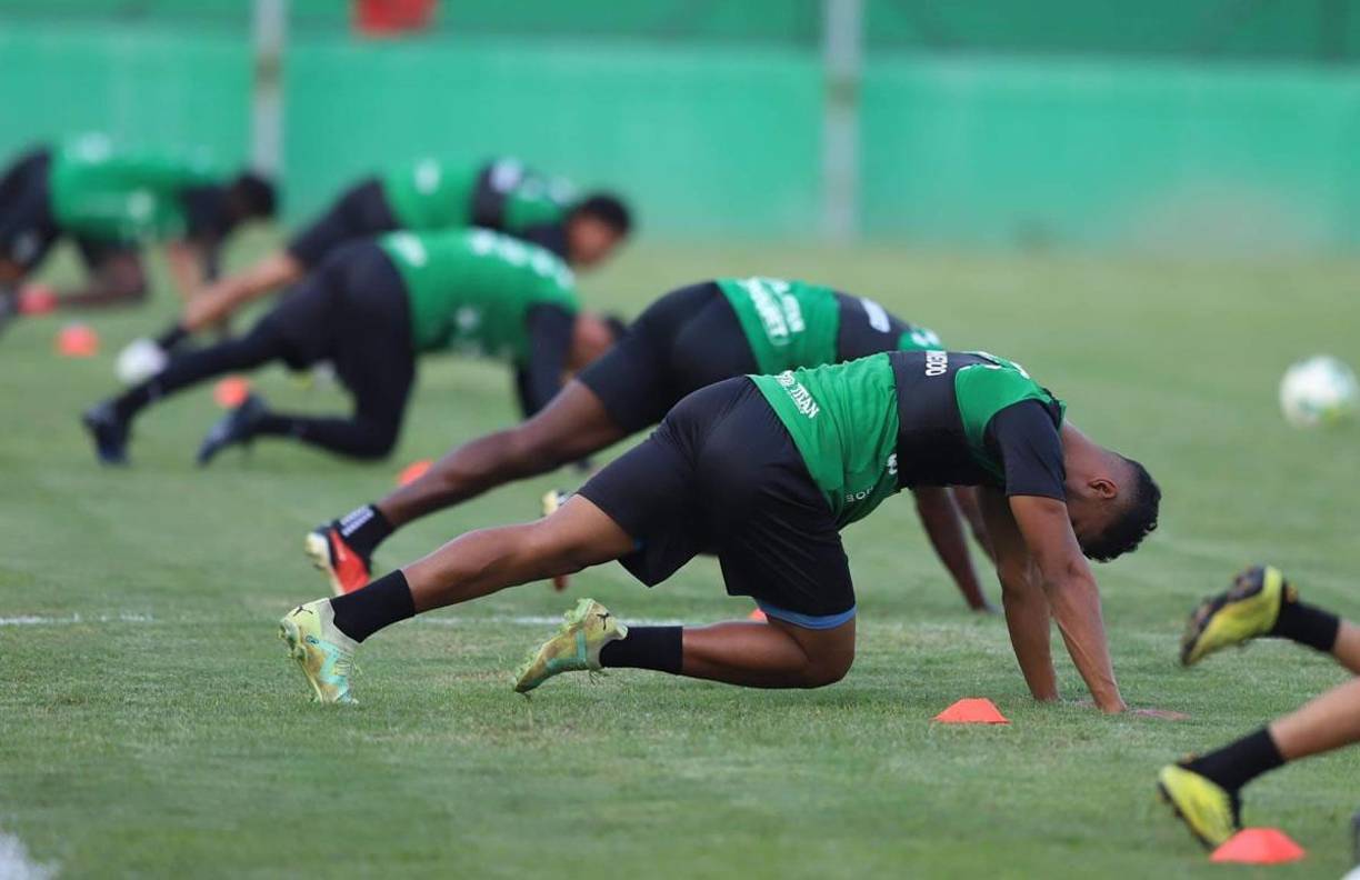 Los futbolistas hicieron trabajos de calentamiento y recibieron las primeras órdenes de Hernán Medina, quien llegó a reemplazar a Salomón Názar.