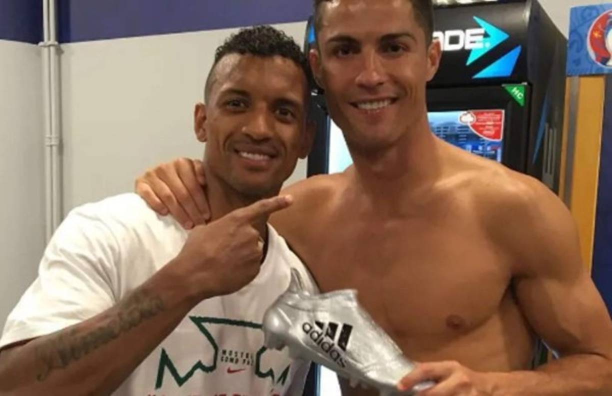 Juventus' Portuguese forward Cristiano Ronaldo controls the ball during the UEFA Champions League round of 16 first leg football match between Porto and Juventus at the Dragao stadium in Porto on February 17, 2021. (Photo by MIGUEL RIOPA / AFP)