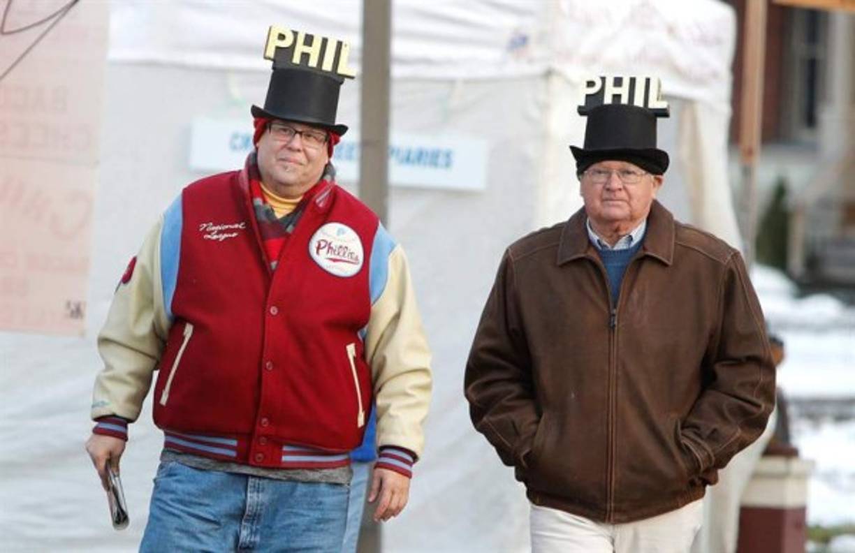 Dos residentes ataviados con el tradicional sombrero de copa o chistera como las que se usan en la ceremonia.