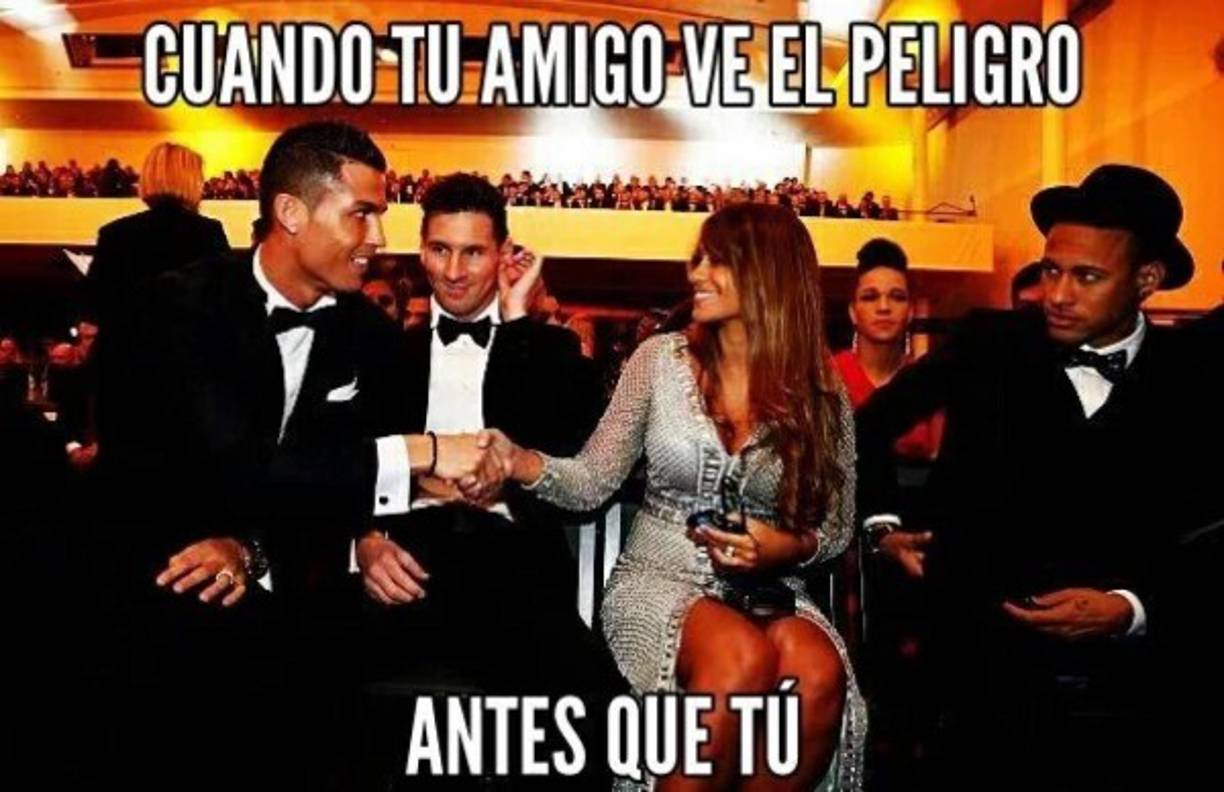 Un verdadero revuelo causó la imagen de Cristiano Ronaldo saludando a Antonella Roccuzzo, novia de Lionel Messi, durante la Gala del Balón de Oro 2015.