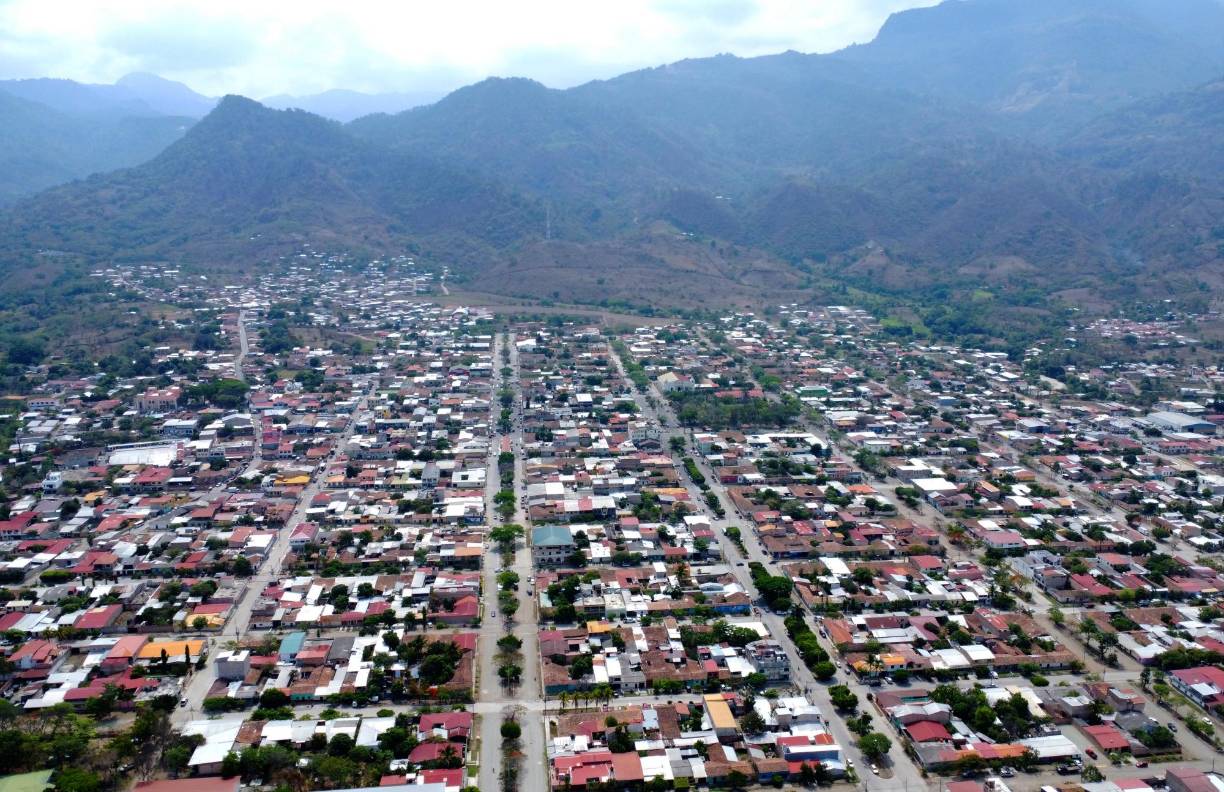 <b>Desde el dron de Melvin Cubas se puede apreciar la distribución de calles y avenidas de la ciudad de Ocotepeque. Sus bulevares son amplios, al igual que calles y avenidas. Es una de las tres ciudades mejor dibujadas de Honduras, entre ellas San Pedro Sula y el pequeño casco urbano de La Unión, Olancho.</b>
