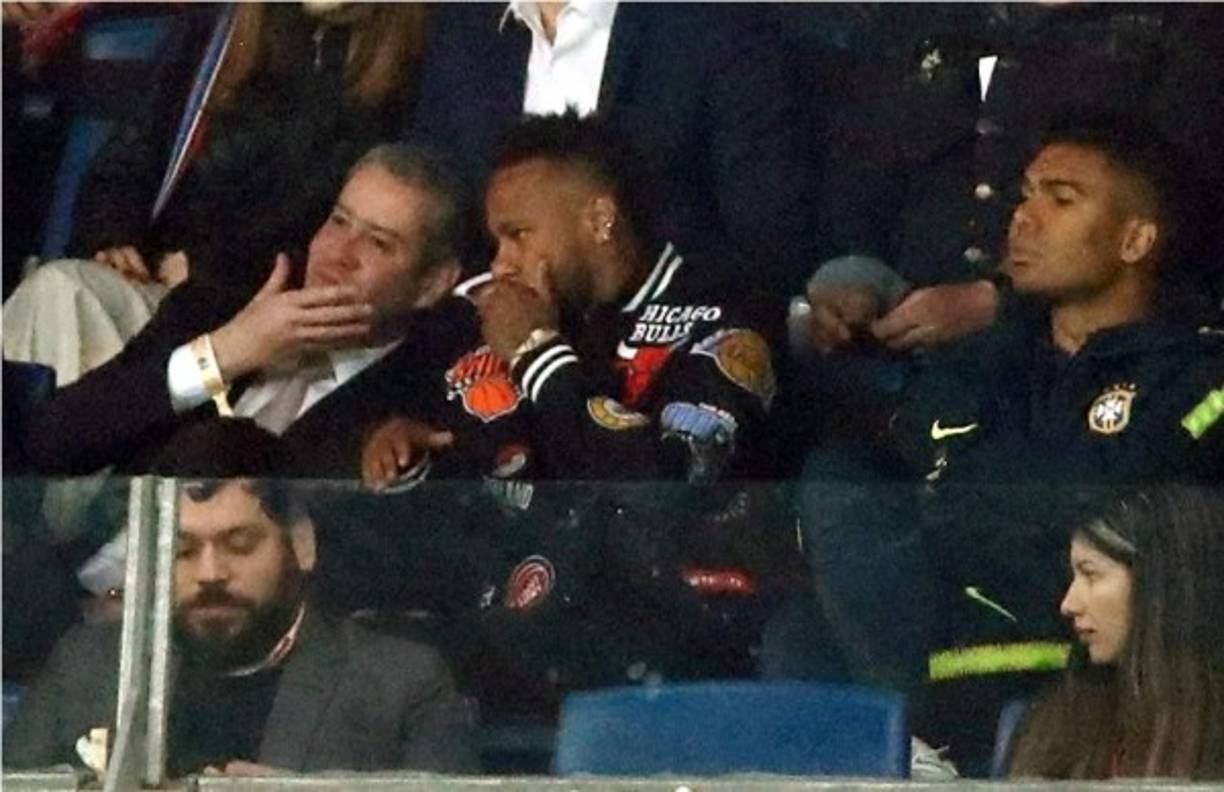 Neymar estuvo acompañado en el palco del estadio por el presidente de la Conmebol, Alejandro Domínguez, y su compañero en la selección Casemiro, quien no jugó por sanción.