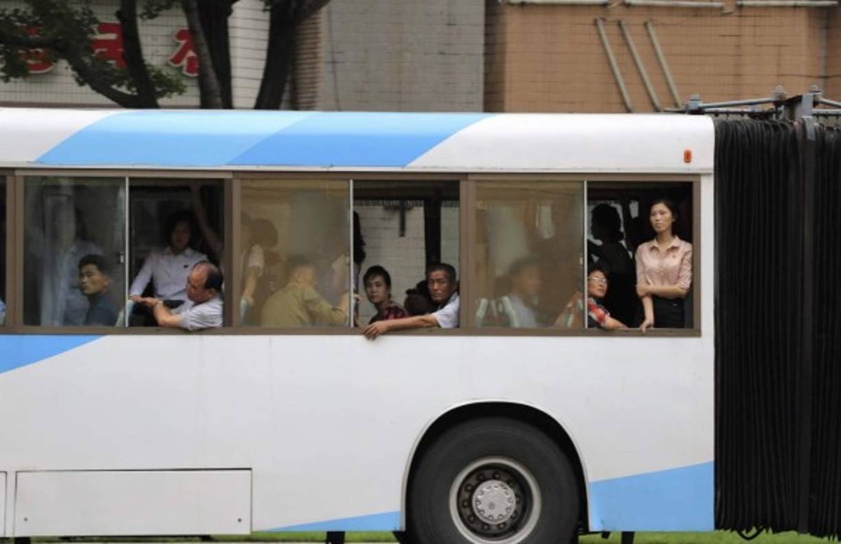 Pasajeros de un trolebús de la capital norcoreana.