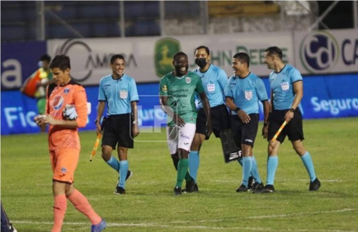 Wilmer Crisanto salió muy sonriente pese a la derrota del Marathón.