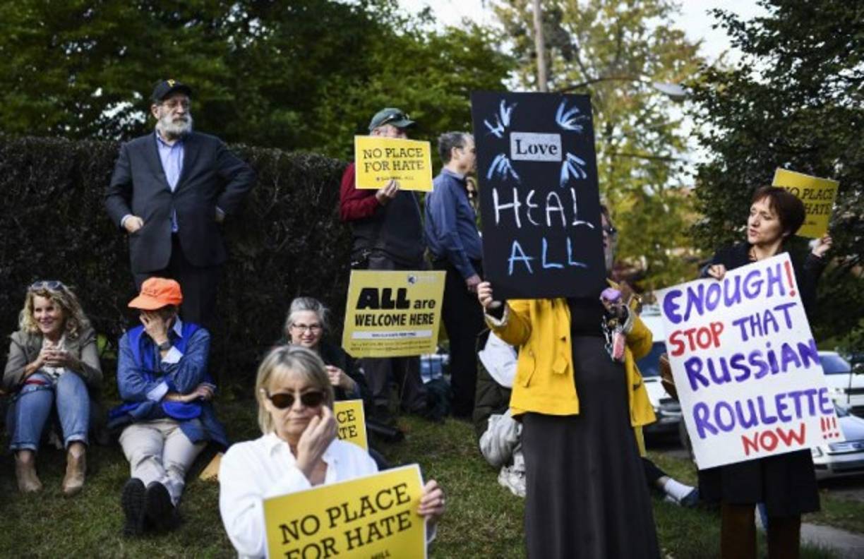 La visita de Trump a Pittsburgh generó controversia en medio del debate sobre si su virulenta retórica en los mítines de campaña y en Twitter ha sido en parte responsable de polarizar el clima político antes de las elecciones de mitad de mandato del 6 de noviembre.