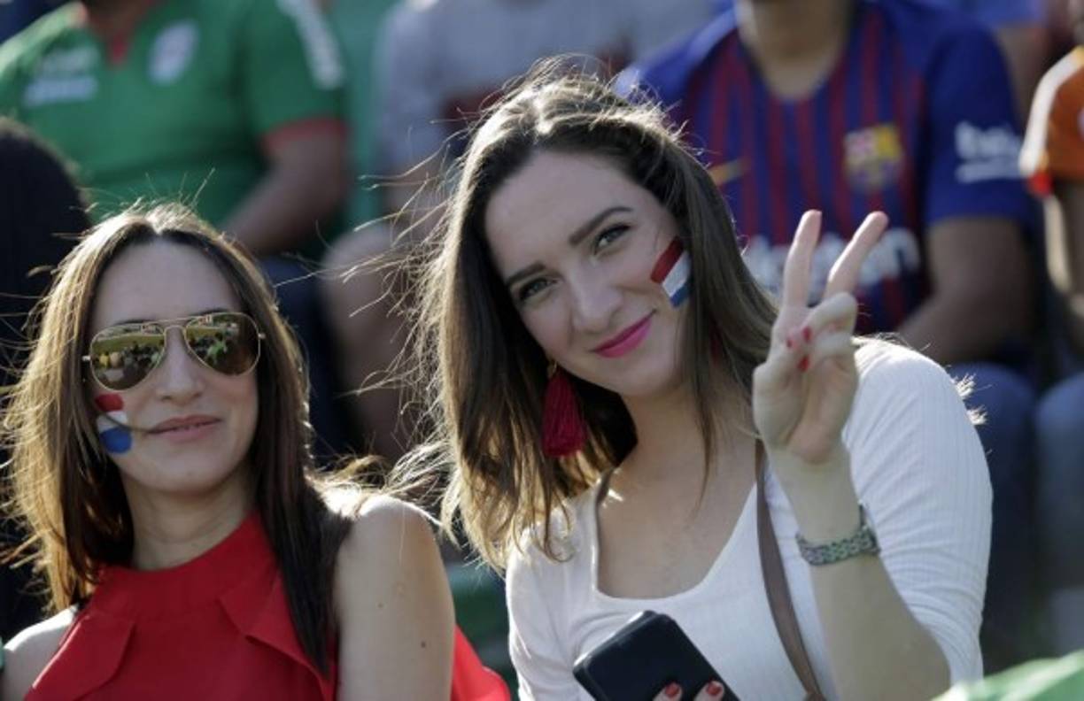 Bellas aficionadas del Olimpia en el Yankel Rosenthal.