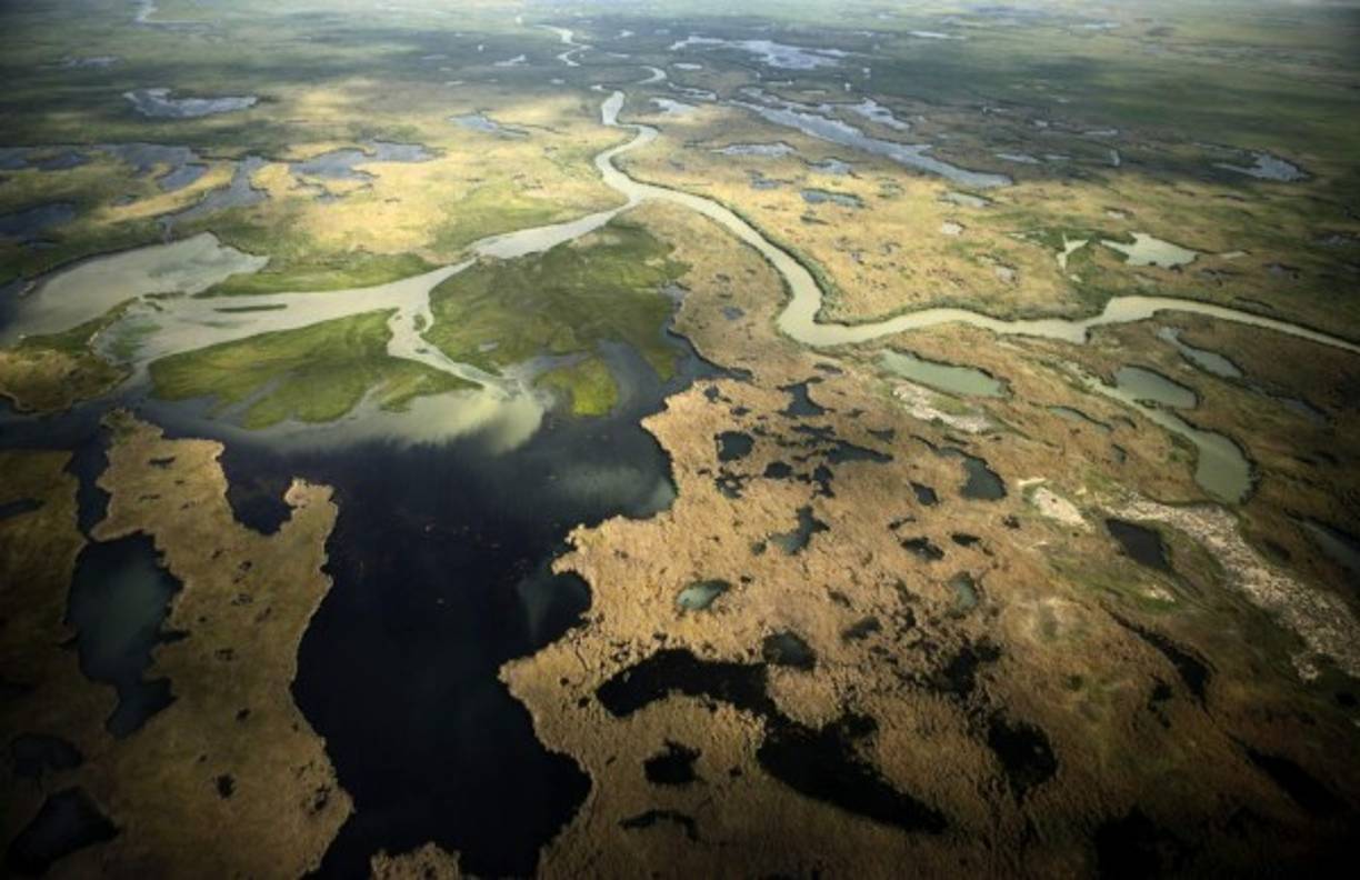 NATURA. El lago de los tres países. Vista aerea del lago Balkhash, uno de los más extensos de Asia. Lo comparten Kazajstán, China y Kirguistán. Foto: AFP/Patrick Baz