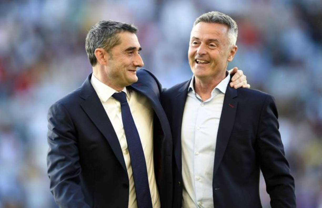 Los entrenadores Ernesto Valverde y Fran Escribá se saludan previo al inicio del partido.