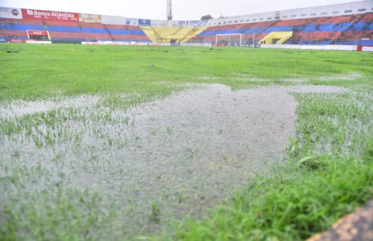 La cancha del estadio de La Ceiba ha quedado repleta de agua.