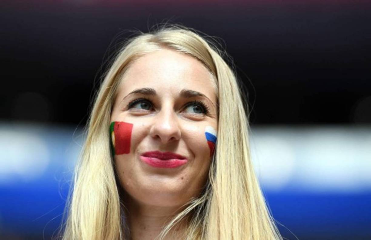 Este bella aficionada apoayaba a Portugal y también a Rusia. Foto EFE