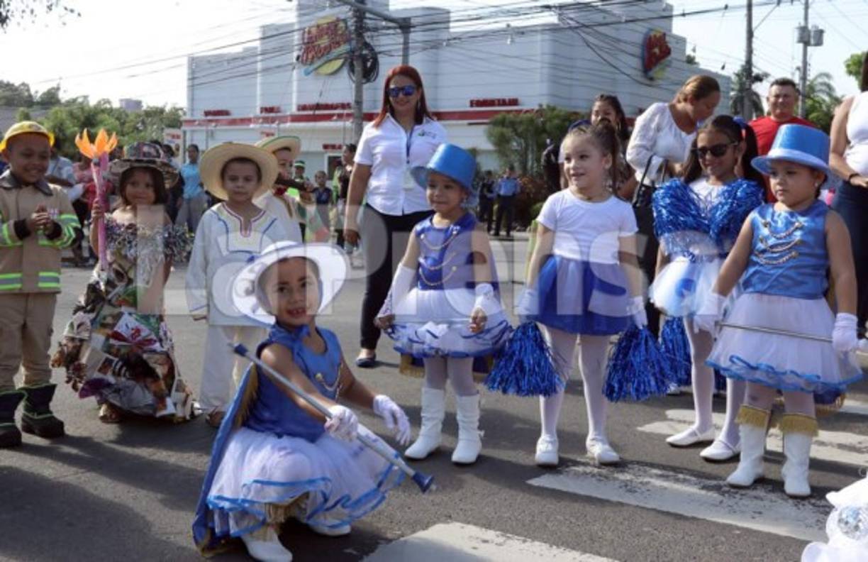 En Choloma, Rivera Hernández, Villanueva y otros lugares del Valle de Sula, también realizaron desfiles.