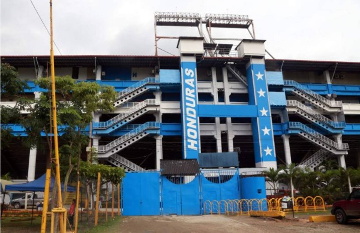 Por fuera también se pueden ver los cambios. La inmensa H pintada de azul, con las cinco estrellas y el Honduras, que no pasará desapercibido para nadie.