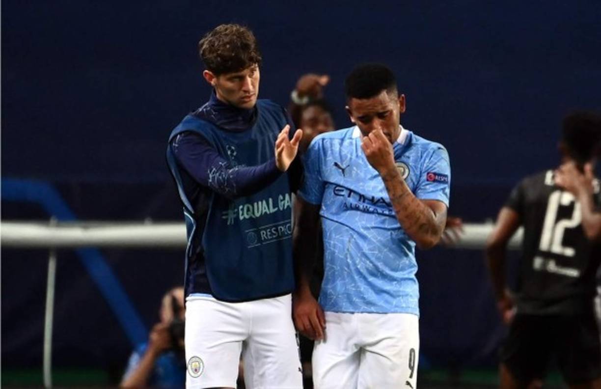 Gabriel Jesús no pudo contener las lágrimas y su compañero John Stones lo consoló.