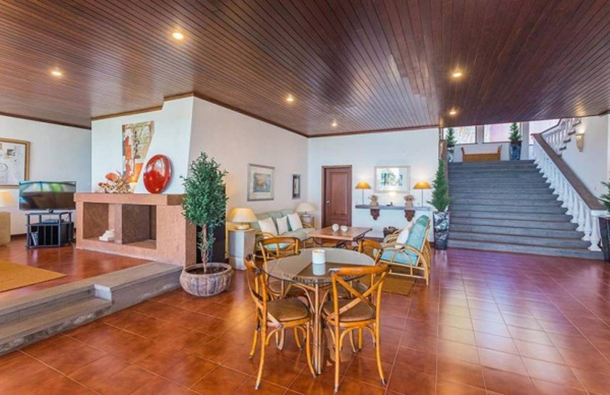 La pareja también está aprovechando el tiempo de la cuarentena para pasar más tiempo en familia con copiosas comidas en el gran comedor que tiene la vivienda en la planta inferior.