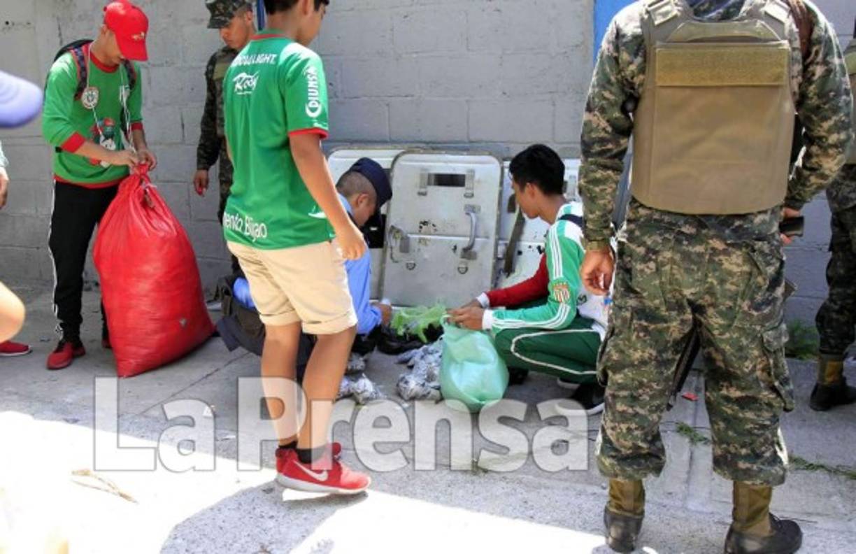 Varios hinchas de la barra del Marathón fueron inspeccionados antes de entrar al estadio.