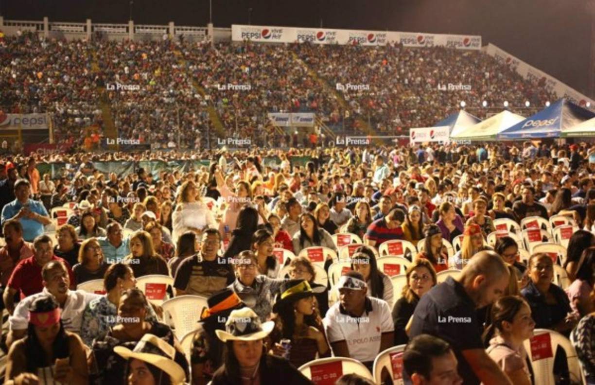 El estadio estaba lleno de fanáticos que llegaron a disfrutar de canciones como 'Si no te hubieras ido', 'Morenita', 'A dónde vamos a parar', Invéntame', 'Tu cárcel', entre otras.