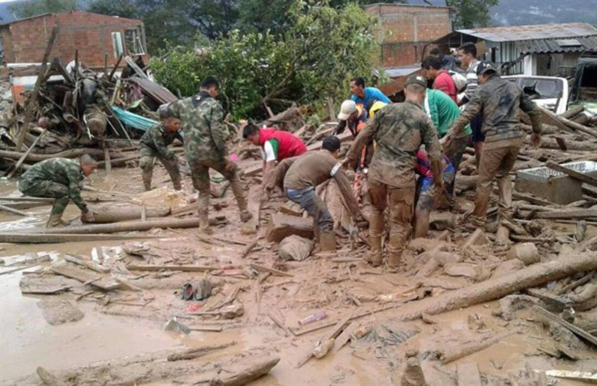 El presidente de Colombia, Juan Manuel Santos, afirmó hoy que se elevó a 154 la cifra de muertos por la avalancha de tres ríos que destruyeron varios barrios de la ciudad de Mocoa, capital del departamento de Putumayo en el sur del país.<br/>