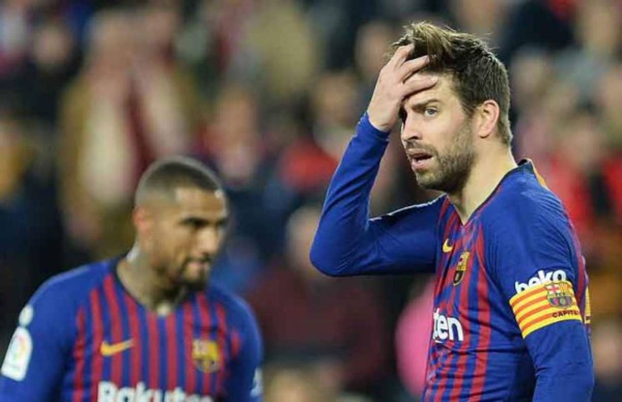 Sevilla's French defender Jules Kounde (front R) celebrates after scoring a goal during the Spanish Copa del Rey (King's Cup) semi-final first leg football match between Sevilla and Barcelona at the Ramon Sanchez Pizjuan stadium in Seville on February 10, 2021. (Photo by CRISTINA QUICLER / AFP)
