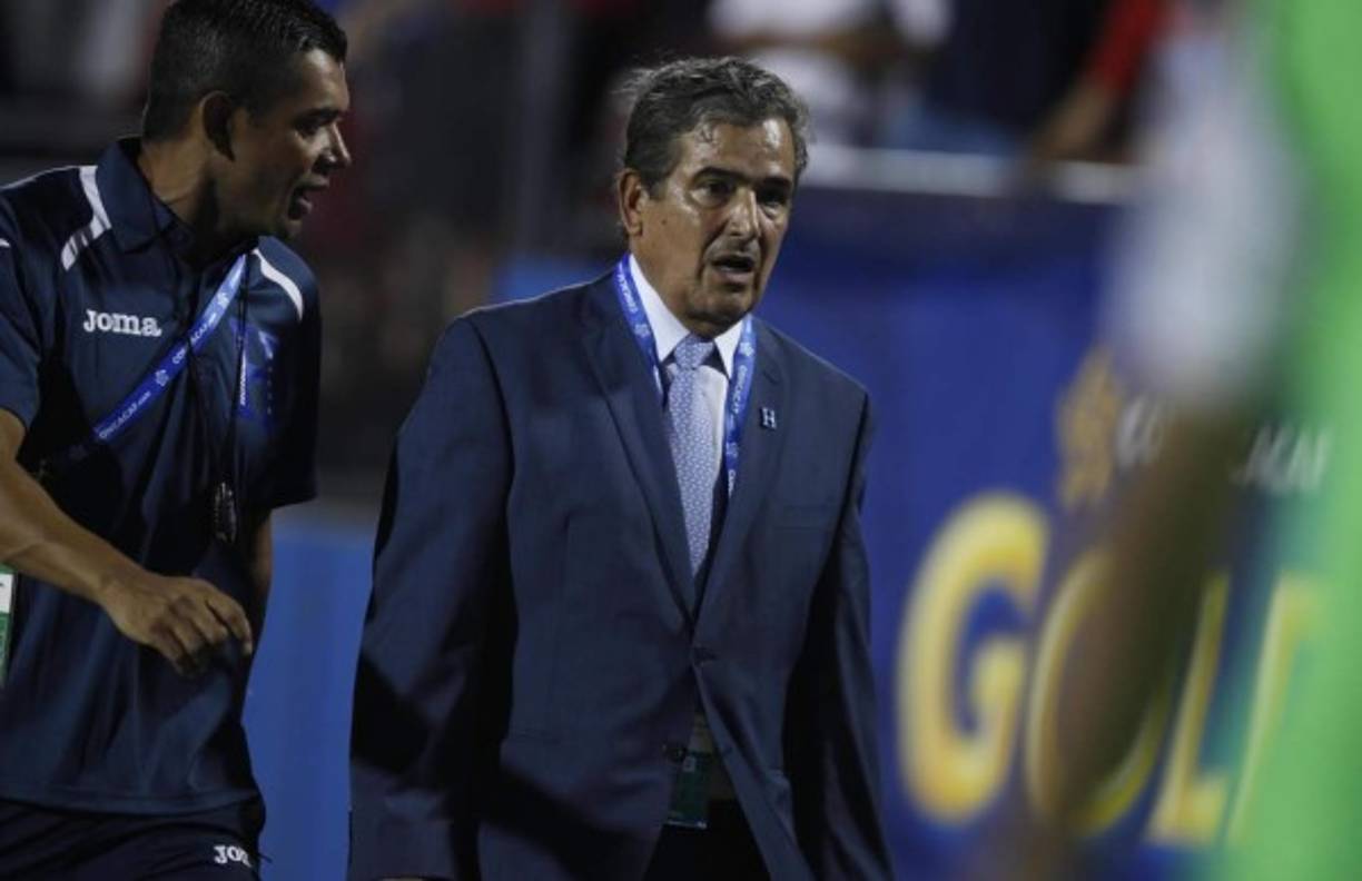 Jorge Luis Pinto junto a Amado Guevara tras el fin del partido.