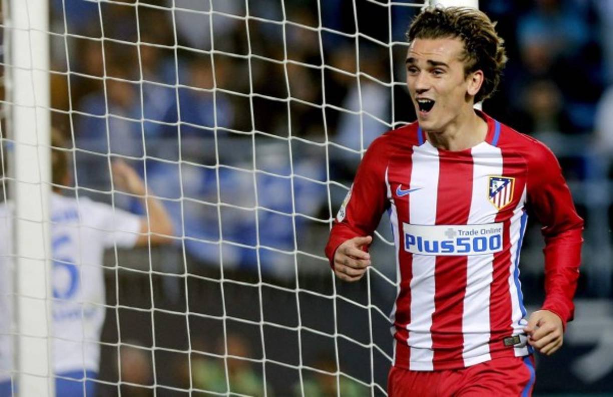 'Sky Sports' ha desmentido las publicaciones hechas esta mañana por 'The Sun' en referencia a un posible acuerdo entre Antoine Griezmann y el Manchester United. El medio inglés aseguraba un supuesto acuerdo y apuntaba un salario de 16 millones anuales para el jugador francés. Según la cadena televisiva, el jugador sigue pensando en un futuro en Old Trafford pero no ha habido acuerdo alguno.