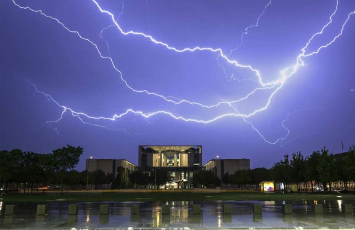 Un rayo cae sobre la Cancillería en Berlín, Alemania, durante una tormenta. Foto EFE/Paul Zinken