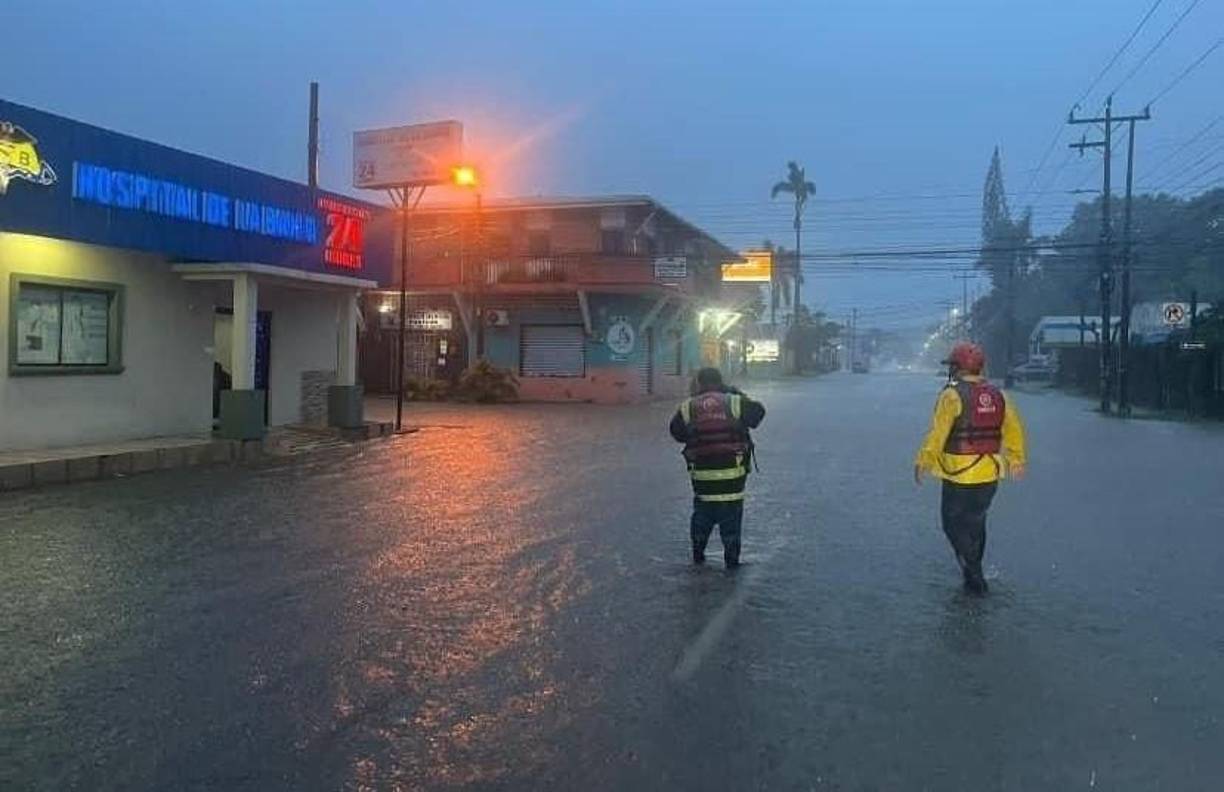 Según la Comisión Permanente de Contingencias (Copeco), una cuña de alta de presión está generando abundante nubosidad, temperaturas frescas, vientos acelerados del norte y noreste, lluvias y chubascos débiles a moderados con actividad eléctrica aislada. 