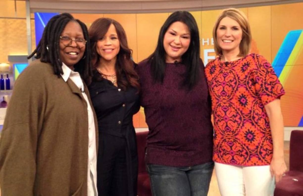 En esta foto con la actriz ganadora del Óscar, Whoopi Goldberg.