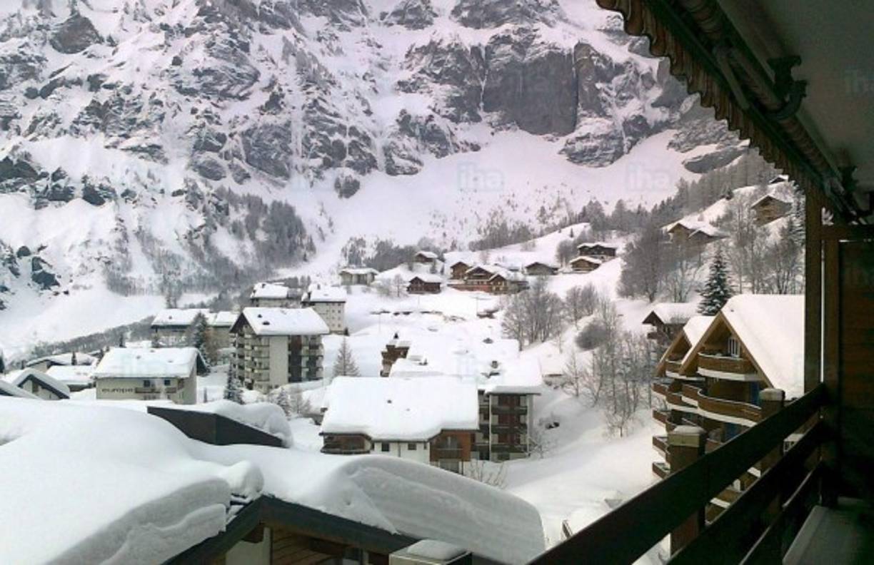 Eso sí, el pueblo, que tiene como uno de sus atractivos su cercanía a los baños termales de Leukerbad, ha impuesto estrictas condiciones a aquellos que quieran beneficiarse del dinero.<br/><br/>El requisito para recibir el empujón financiero es que los nuevos habitantes de Albinen tengan 45 años o menos, compren o construyan una vivienda y hagan para ello una inversión mínima de $200,000 dólares.