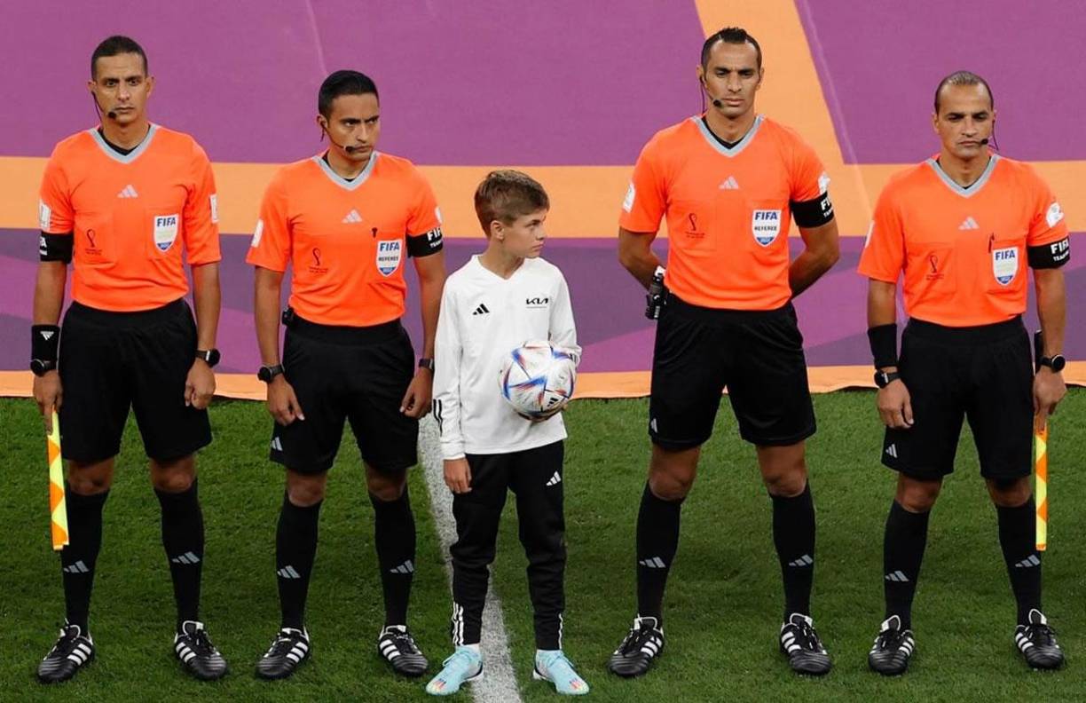 2. Un árbitro más - Hasta ahora sólo el árbitro principal, asistentes y cuarto árbitro tenían voz a la hora de decidir una acción polémica. Con la nueva norma, el árbitro asistente de reserva, además de remplazar a cualquiera de los titulares, podrá asistir al árbitro principal de la misma forma que los demás miembros del equipo de colegiados.
