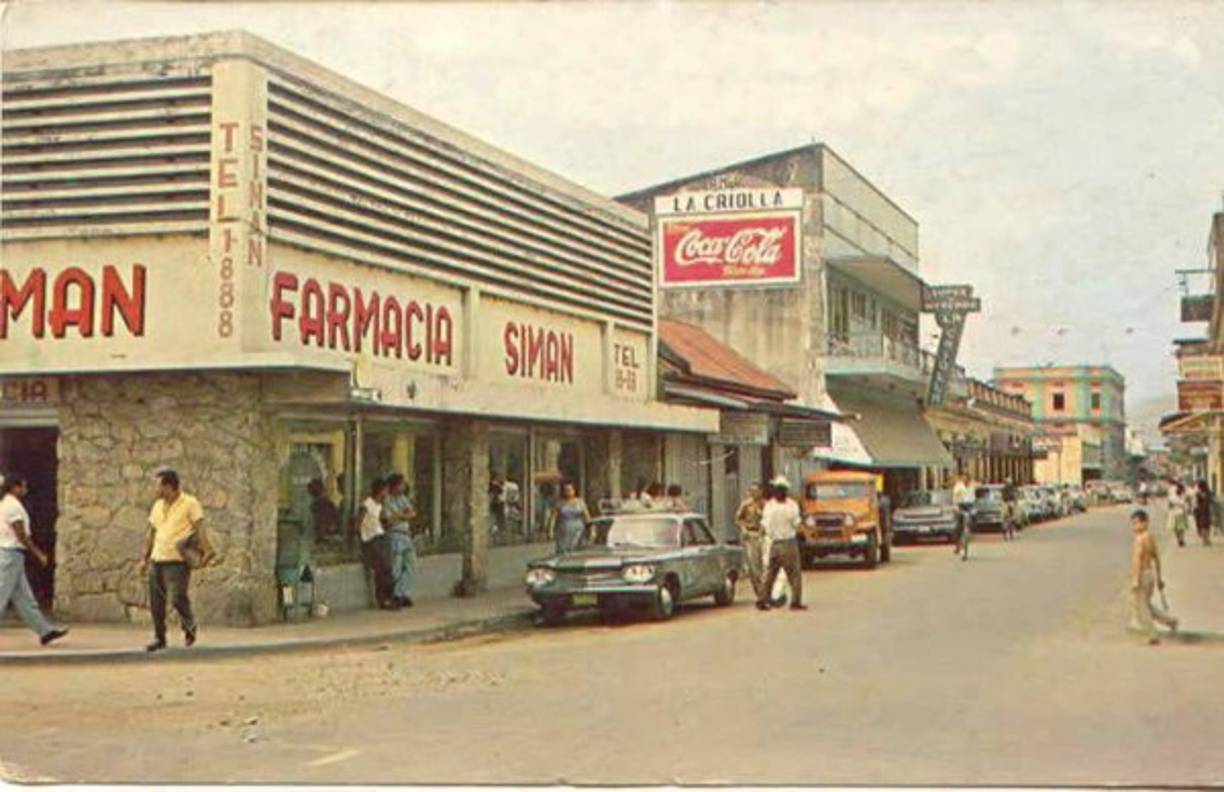 Una de las esquinas de la Tercera Avenida en la época de los 70. La zona poco a poco se transformó en el motor comercial de la ciudad.