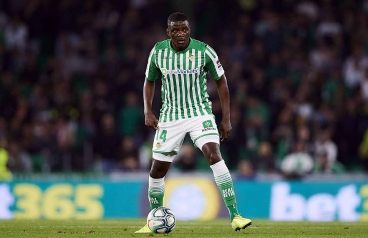 El jugador del Betis, William Carvalho, tiene un acuerdo con el Leicester City. Según adelantan los compañeros de Radio Marca Sevilla, el club inglés está dispuesto a hacer un importante esfuerzo económico para firmar al verdiblanco, aunque de momento no se acerca a lo que pide el Betis. El futbolista es una de las ventas que el club tiene planificada para el presente verano.