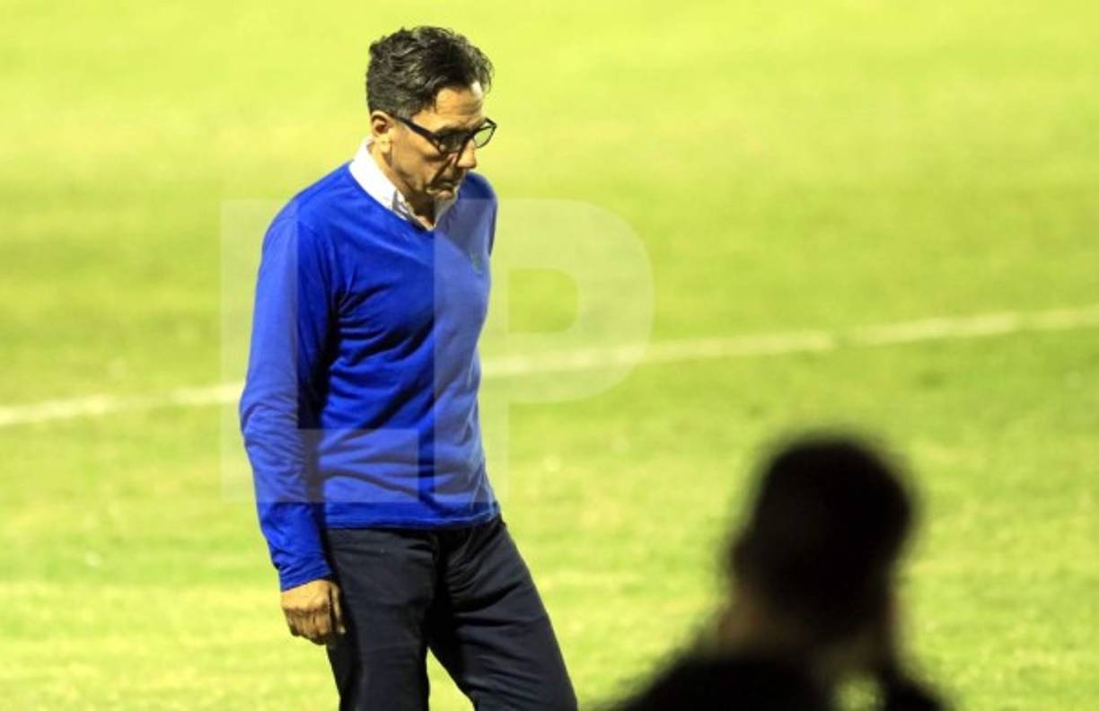 Salomón Nazar, técnico de la UPN, cabizbajo tras uno de los goles del Olimpia.
