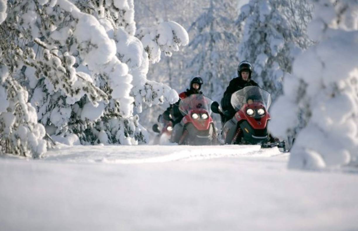Lugareños y visitantes aprovechan la nieve para realizar actividades con sus amigos y familiares. Debido a la gran cantidad de nieve salen con sus motos de nieve a dar un paseo.<br/><br/>Foto: Visit Rovaniemi