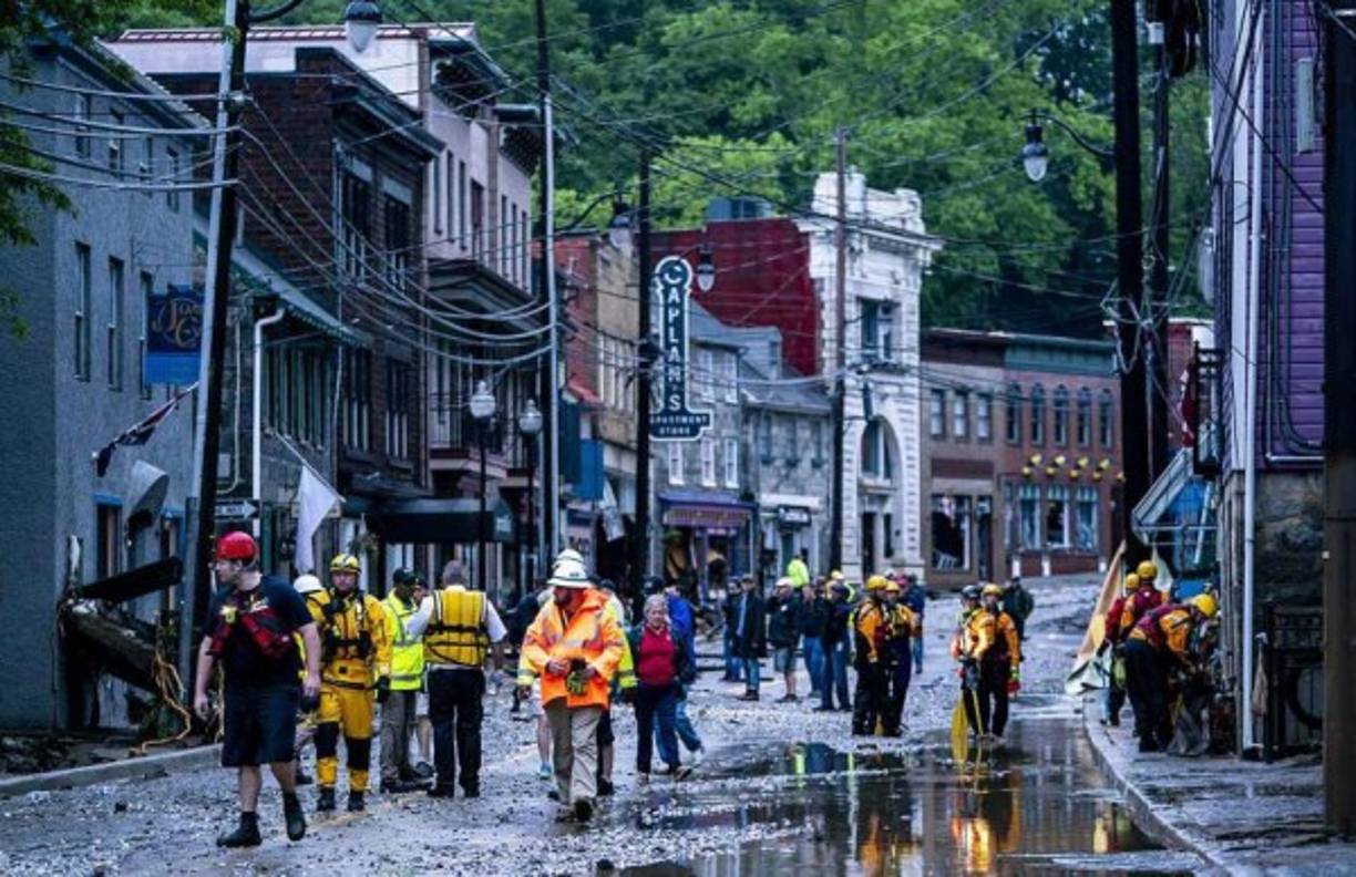Los grupos de rescate evalúan los daños causados en las avenidas principales de Ellicott City.