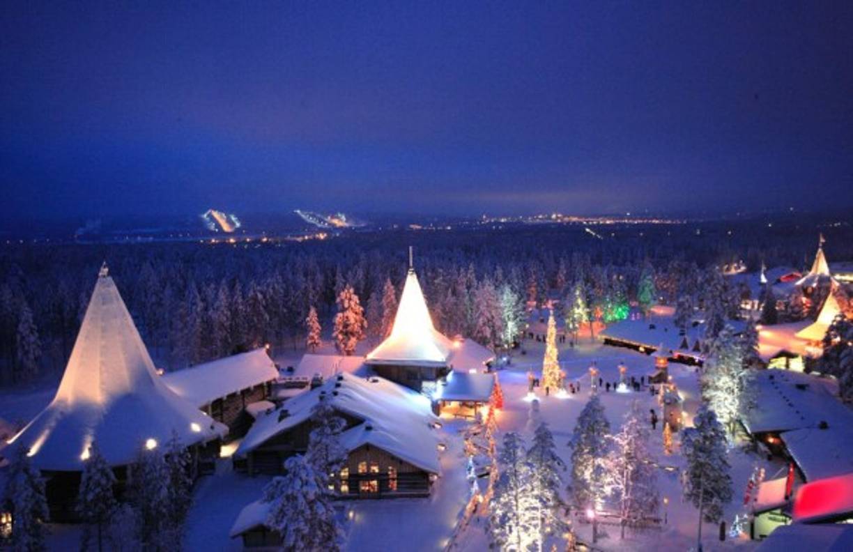 Rovaniemi es la ciudad natal oficial de Santa Claus, y es posible visitar al Papá Noel el más famoso de la ciudad todos los días del año en la aldea de Santa Claus, situada en el Círculo Polar Ártico.<br/><br/>Foto: Visit Rovaniemi