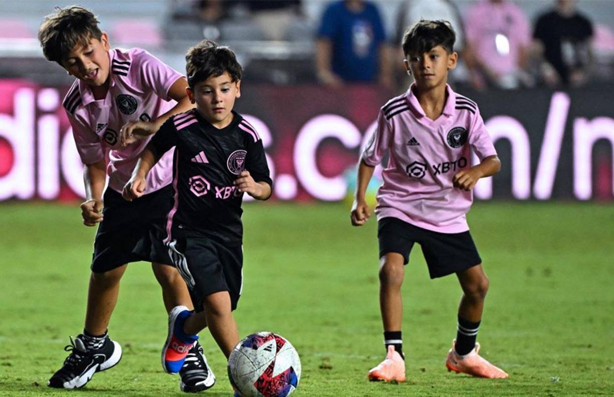 Tras el final del juego, los hijos de Messi se fueron a jugar por unos minutos.