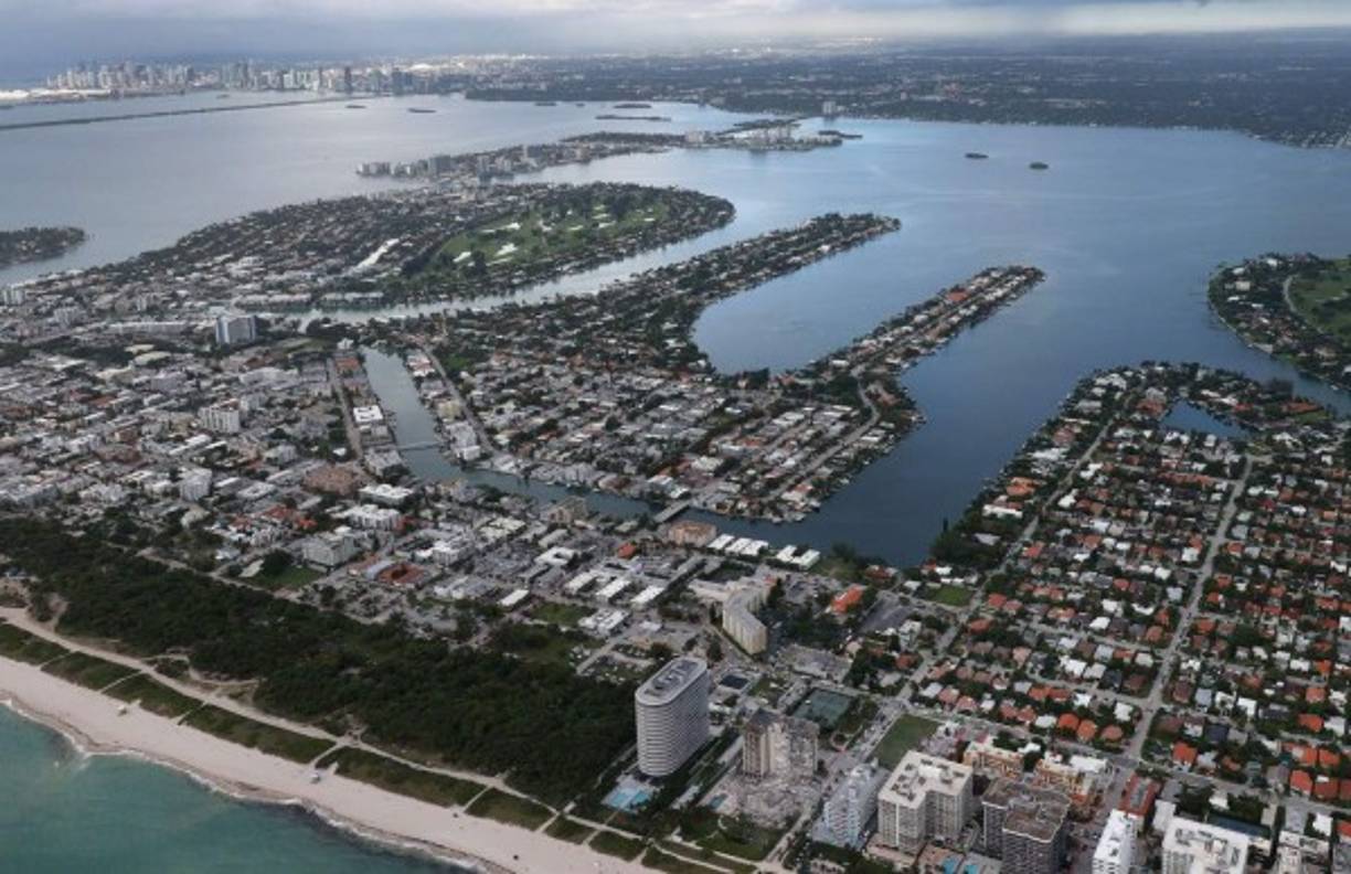 Julian Targowski, un testigo de 25 años, describió el sonido del derrumbe. 'Fue como un sonido muy bajo, como boom boom, boom boom', dijo a la televisión local WFOR.