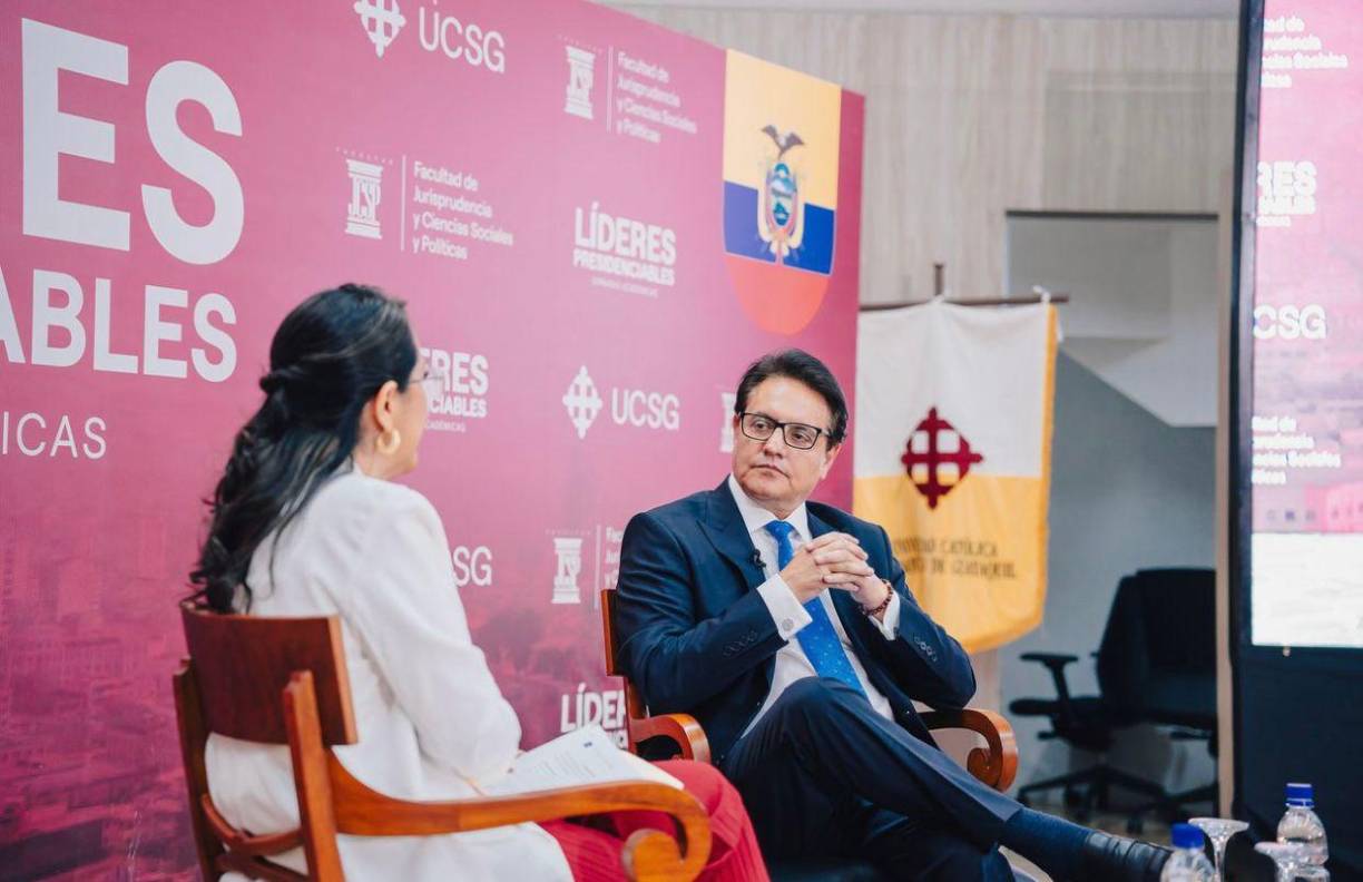 Villavicencio, del movimiento de centro Construye, murió al ser atacado a bala cuando abandonaba un coliseo en el norte de Quito después de encabezar un mitin de campaña.