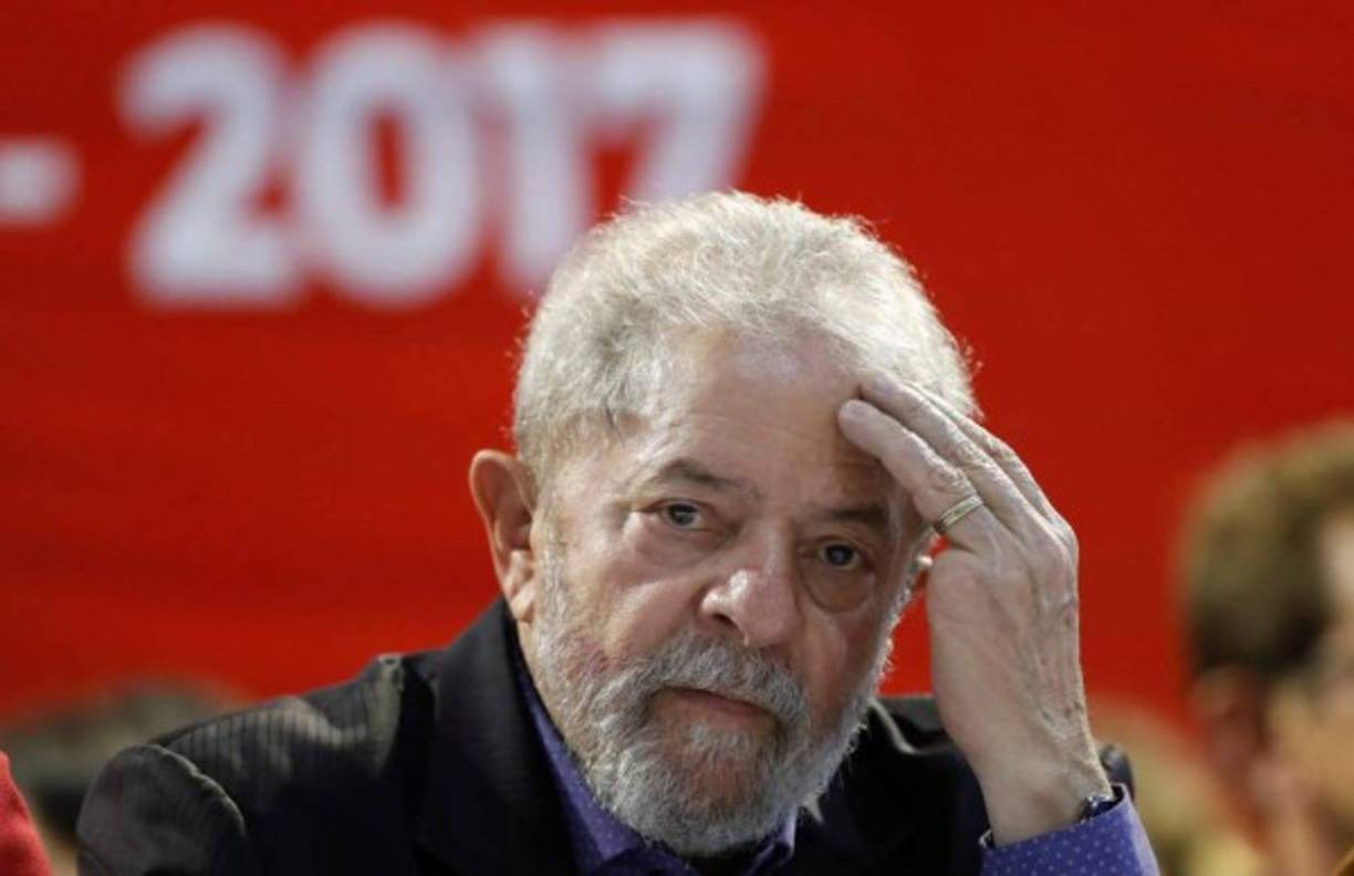 11. Lula Da Silva, entre la cárcel y la presidencia<br/><br/>Aunque no implicó su reclusión, el expresidente brasileño Luiz Inácio Lula da Silva fue condenado en julio a nueve años y seis meses de cárcel por corrupción y blanqueo de dinero, según la sentencia del juez de la Operación Lava Jato, Sérgio Moro. Condenado por el caso de un apartamento de lujo de Guarujá, Sao Paulo, un inmueble que, según los investigadores, el líder del Partido de los Trabajadores (PT) recibió como forma de propina de manos de la constructora OAS, implicadas en el escándalo de corrupción de Petrobras.<br/>Para Lula, todo se trata de una treta para evitar que acuda a las elecciones de 2018. Según la firma Datafolha, Lula puntea con 34% las intenciones de voto, seguido por el diputado de ultraderecha Jair Bolsonaro, con 17%.
