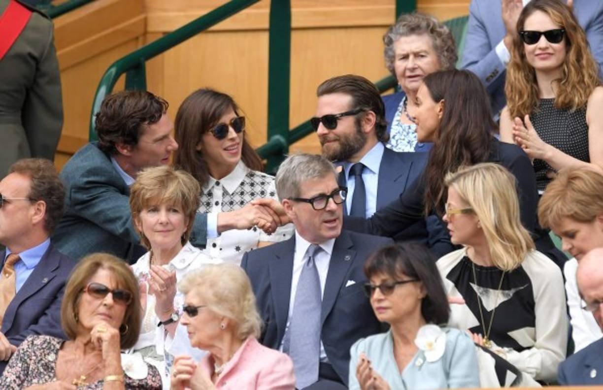 Benedict Cumberbatch acompañado de su esposa Sophie Hunter saludó a Bradley Cooper e Irina Shayk.