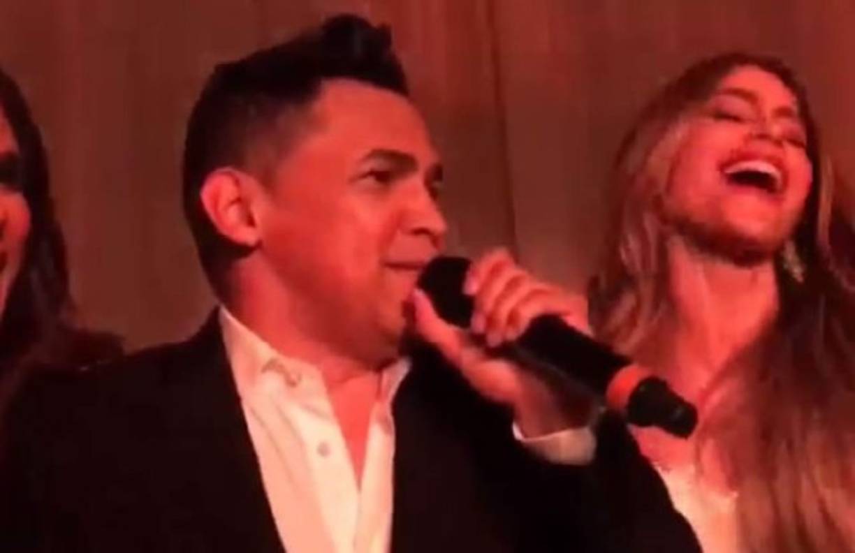 En la fiesta de Sofía Vergara no faltó Jorgito Celedon quién le puso el sabor colombiano a la noche.