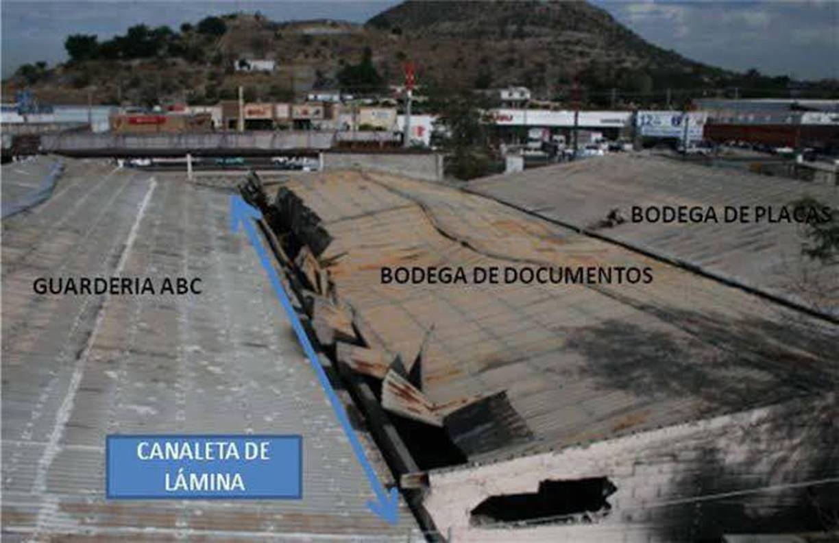 De acuerdo con versiones oficiales, minutos antes de las 15:00 horas, un incendio comenzó en la bodega de archivos de la Secretaría de Hacienda del estado y se propagó rápidamente hacia la estancia que se encontraba justo al lado.