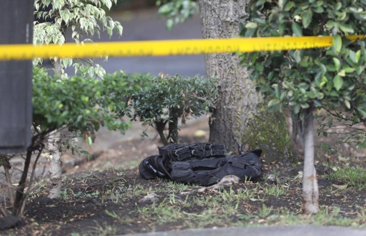 MEX3207. CIUDAD DE MÉXICO (MÉXICO), 26/06/2020.- Detalle del armamento utilizado en la zona del atentado por un grupo armado al secretario de seguridad ciudadana, Omar García Harfuch, la mañana de este viernes en Ciudad de México (México). Al menos dos policías han muerto en el atentado contra el jefe de Seguridad de la Ciudad de México, Omar García Harfuch, confirmaron a EFE este viernes fuentes de la Secretaría de Seguridad Ciudadana (SSC) de la capital. EFE/Sáshenka Gutiérrez<br/>