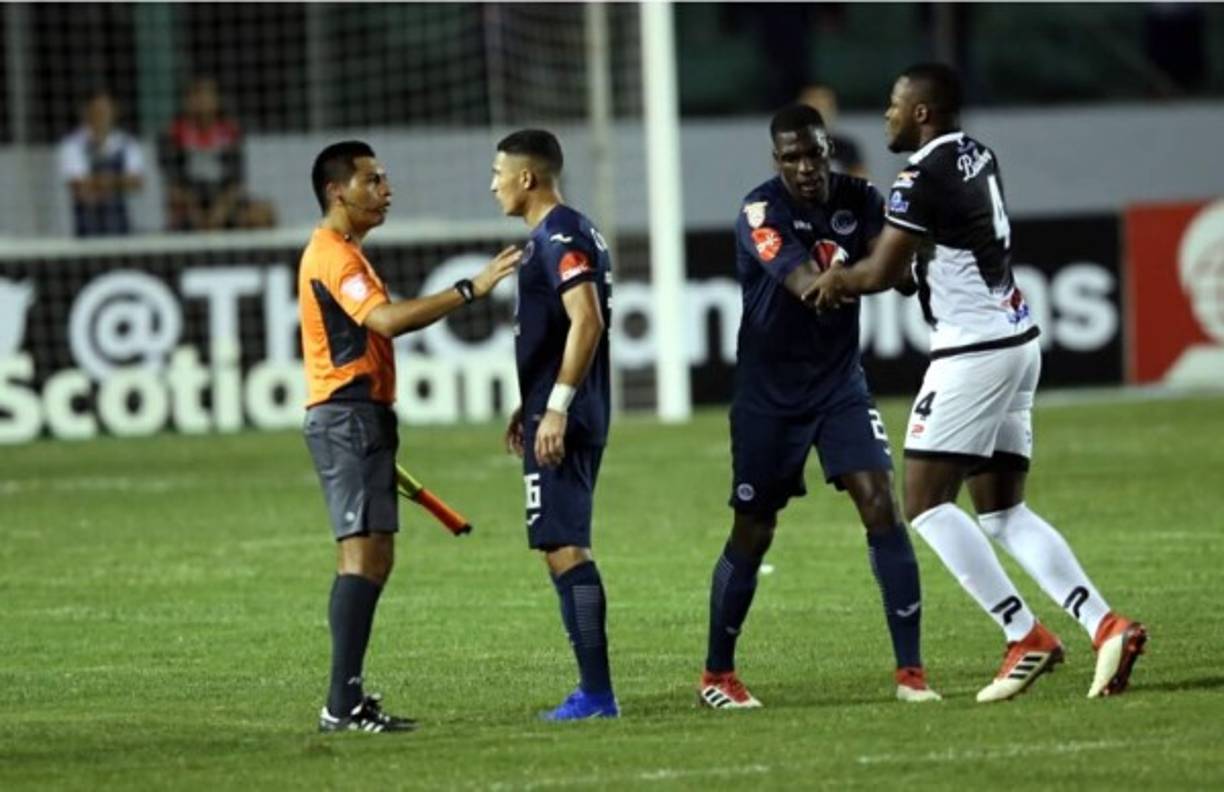 Walter López rectificó su decisión y le quitó la tarjeta roja a Héctor Castellanos tras darse cuenta que la falta la cometió Erick Andino.